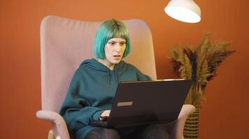 el joven mujer quien tiene enojado a qué ella Sierra en el ordenador portátil. video