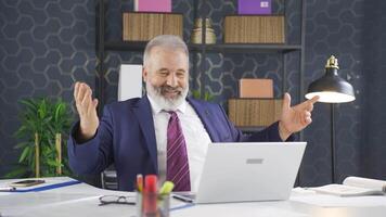 alegre homem de negocios rindo de brincadeira. video