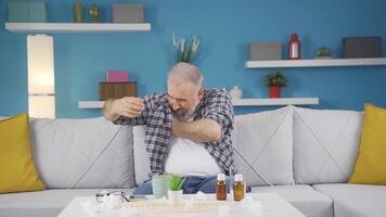 homme avec qui démange aisselles. champignon problème. video