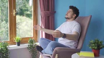 hombre en meditación en frente de el ventana. video