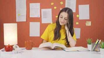 menina criança lendo uma livro. video