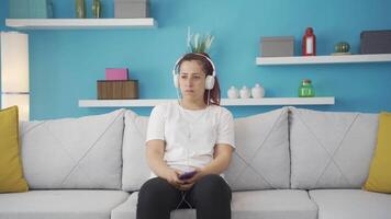 mujer escuchando a música con auriculares es infeliz y triste. video