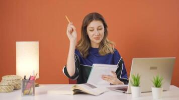 un pensando joven mujer viene arriba con un genial idea. video