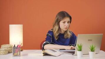 un joven mujer con un escuchando problema. video