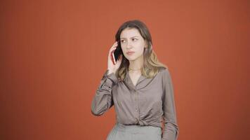 wütend jung Frau reden auf das Telefon. video