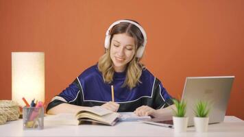 ung kvinna arbetssätt på bärbar dator med Lycklig uttryck. video