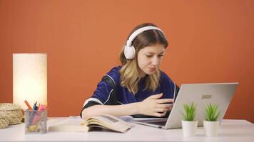 le Jeune femme qui eu en colère à quoi elle vu sur le portable. video