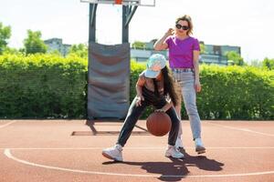 madre y pequeño hija después baloncesto. genial trabajo Miel. foto