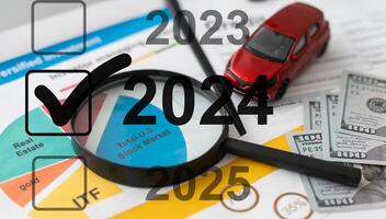 nuevo año 2024, comienzo decepcionado arriba nuevo plan, negocio, meta, objetivo concepto., gafas de aumento atención en 2024 entre 2021 a 2025 terminado azul antecedentes con espacio de copia. foto