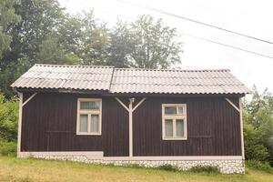antiguo de madera casa en primavera cárpato montañas en Ucrania foto