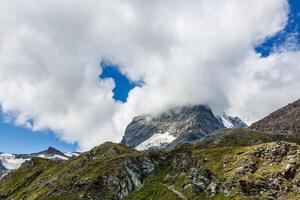 montañas panorámicas con nubes, suiza foto
