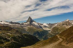 Matterhorn detrás de un hermoso lago foto