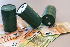 petróleo barril con dinero, euro billetes de cerca foto