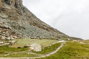 increíble paisaje de montaña con cielo nublado, fondo natural de viajes al aire libre. mundo de la belleza foto