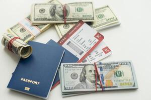 viaje concepto. pasaporte con dinero en blanco antecedentes. foto