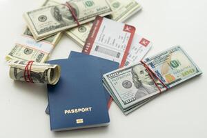 viaje concepto. pasaporte con dinero en blanco antecedentes. foto