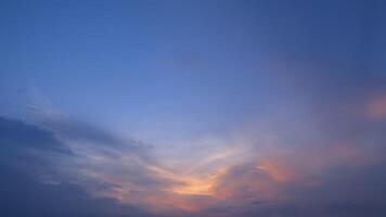el crepúsculo y el cielo del amanecer con un lapso de tiempo de nubes cumulus en una grabación matutina de 4k. video