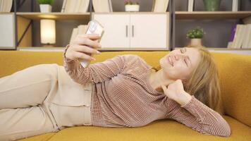 jovem mulher levando selfie em a telefone. video