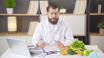 Diet expert explaining to the camera. video