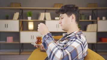 Mann setzt Zucker im Tee und Getränke Es. video