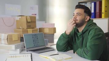 jovem empreendedor corrida para dele metas. video