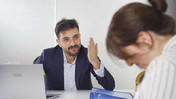 le directeur obtient en colère à le sien personnel. video