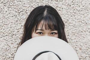 retrato de un hermosa chino hembra vaquera con un vaquero sombrero foto