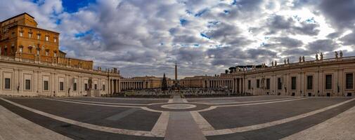 panorámico ver de Santo de pedro cuadrado en Vaticano visto desde el catedral puerta foto