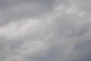 tormenta nubes en el cielo durante verano foto