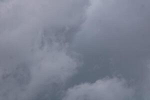 tormenta nubes en el cielo durante verano foto