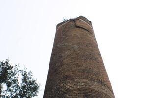 antiguo ladrillo Chimenea arriba cerca con diferente angular puntos de vista. foto