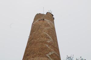 antiguo ladrillo Chimenea arriba cerca con diferente angular puntos de vista. foto