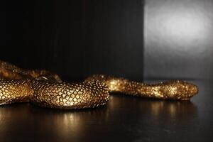 brillante dorado serpiente decoración arriba cerca foto