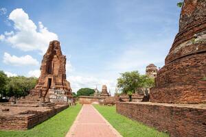 wat mahathat antiguo a histórico parque a ayutthaya histórico parque, phra nakhon si ayutthaya provincia, Tailandia foto