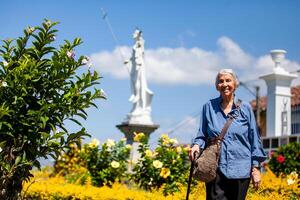 mayor mujer turista a el hermosa patrimonio pueblo de salamina en el Departamento de caldas en Colombia foto