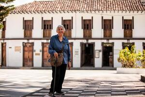 mayor mujer turista a el hermosa patrimonio pueblo de salamina en el Departamento de caldas en Colombia foto