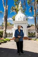 mayor mujer turista a el hermosa patrimonio pueblo de salamina en el Departamento de caldas en Colombia foto