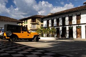 hermosa calle de el patrimonio pueblo de salamina situado a el caldas Departamento en Colombia. vistoso yipao. foto