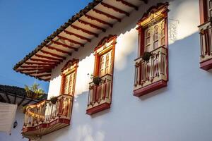 hermosa fachada de el casas a el histórico céntrico de el patrimonio pueblo de salamina situado a el caldas Departamento en Colombia. foto