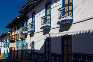 hermosa fachada de el casas a el histórico céntrico de el patrimonio pueblo de salamina situado a el caldas Departamento en Colombia. foto