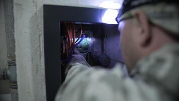 installation de faible courant électricité dans le maison video