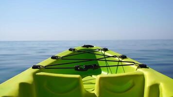 mare acqua superficie. telecamera mosche al di sopra di il calma azzurro mare con verde kayak barca su primo piano. nessuno. vacanza ricreazione concetto. astratto nautico estate oceano natura. lento movimento. vicino su video