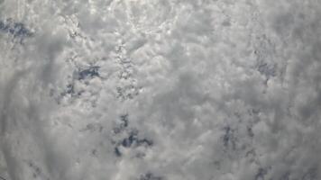 timelapse pluizig cumulus wolken in beweging in helder zonsondergang lucht. abstract antenne natuur zomer oceaan zonsondergang, zee en lucht visie. vakantie, reis, vakantie concept. weer en klimaat verandering video