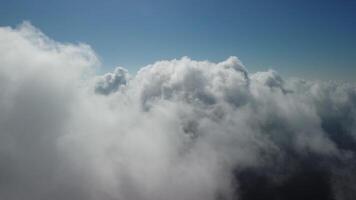 antenne visie. de dar vliegt over- mistig en pluizig wolken. blauw lucht zon en zee mist. abstract antenne natuur zomer oceaan zonsondergang zee en lucht achtergrond. vakantie, vakantie en vakantie concept video