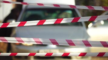 rojo y blanco advertencia cinta balanceo en el viento. proteccion signo. no lo hagas cruzar el línea. rojo blanco precaución cinta polo Esgrima es protege para No entrada. fondo sin gente, vacío calle. video