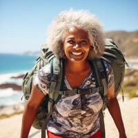 ai generado mayor negro mujer con mochila arrugando en línea costera, soleado verano día. resiliencia, vitalidad, disfrutando activo estilo de vida a ninguna edad. aptitud física, al aire libre actividades, sano envejecimiento foto