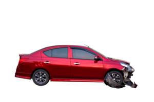 auto incidente, pieno corpo lato Visualizza di rosso auto ottenere danneggiato di incidente su il strada. danneggiato macchine dopo collisione. isolato su trasparente sfondo, auto schianto rotte, file png