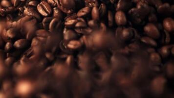 super langzaam beweging koffie bonen zweven omhoog en vallen omlaag. macro achtergrond.gefilmd Aan een hoge snelheid camera Bij 1000 fps. hoog kwaliteit full HD beeldmateriaal video