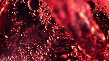 súper lento movimiento rojo vino torbellino vierte con aire burbujas macro antecedentes. filmado en un alta velocidad cámara a 1000 fps. video