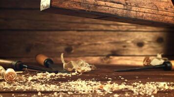 un cepilladora caídas en un de madera mesa con serrín. en un de madera antecedentes. filmado es lento movimiento 1000 marcos por segundo.alto calidad full HD imágenes video